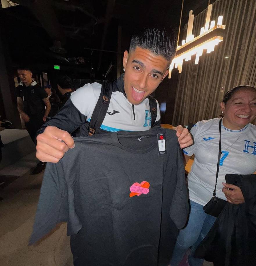 Luis Palma recibió de regalo una camiseta de ‘Los Hijos de Morazán’.