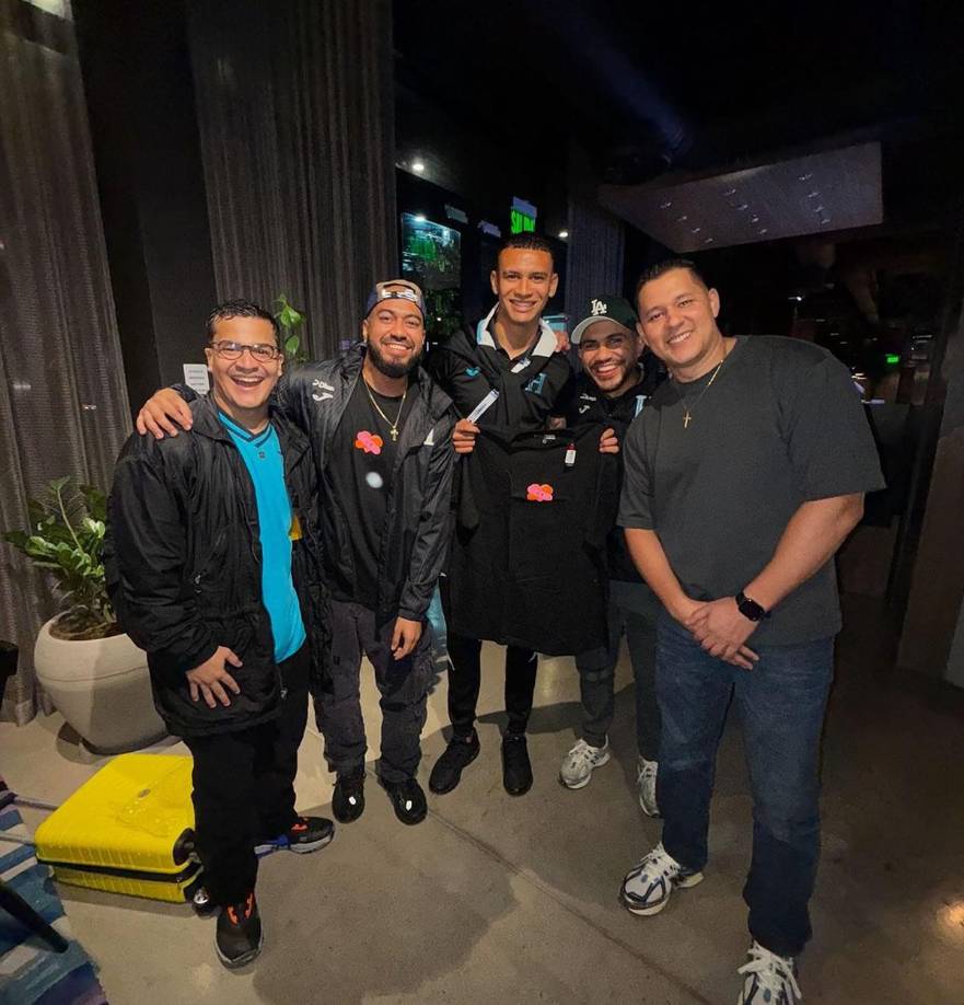 Kervin Arriaga, de baja ante México por acumulación de amarillas, posó con los miembros de ‘Los Hijos de Morazán’.