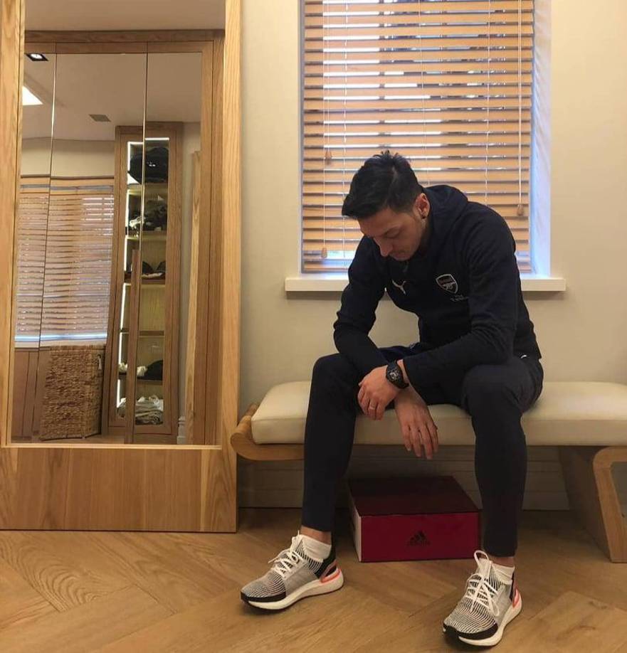 Mesut ya ha mostrado algunos prototipos de las zapatillas en los últimos partidos y en redes sociales ya ha iniciado la promoción de un modelos que está a punto de ver el mercado. 