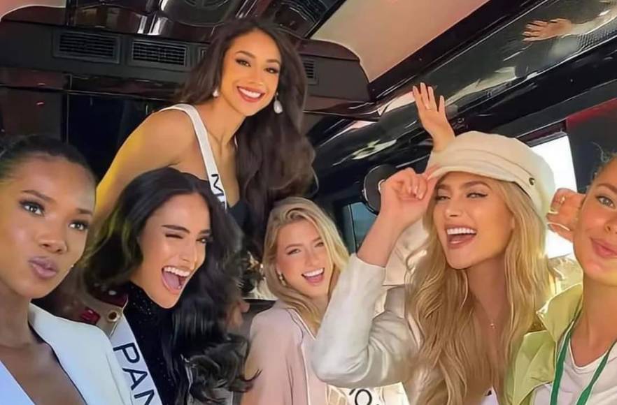 Las representantes latinas disfrutan en una de las camionetas que las trasportan a otro punto de la ciudad; la alegría e ilusión es palpable en cada una de ellas. 