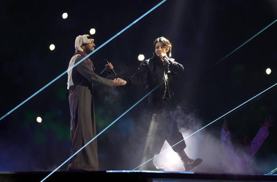 Junto a Fahad Al Kubaisi, Jungkook interpretaron la primera canción de la apertura del Mundial.