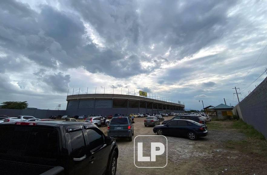 El estadio Luis Girón, ubicado en La Lima, Córtes, abrió temprano sus puertas para el partido del Parrillas One contra el Génesis de Comayagua.
