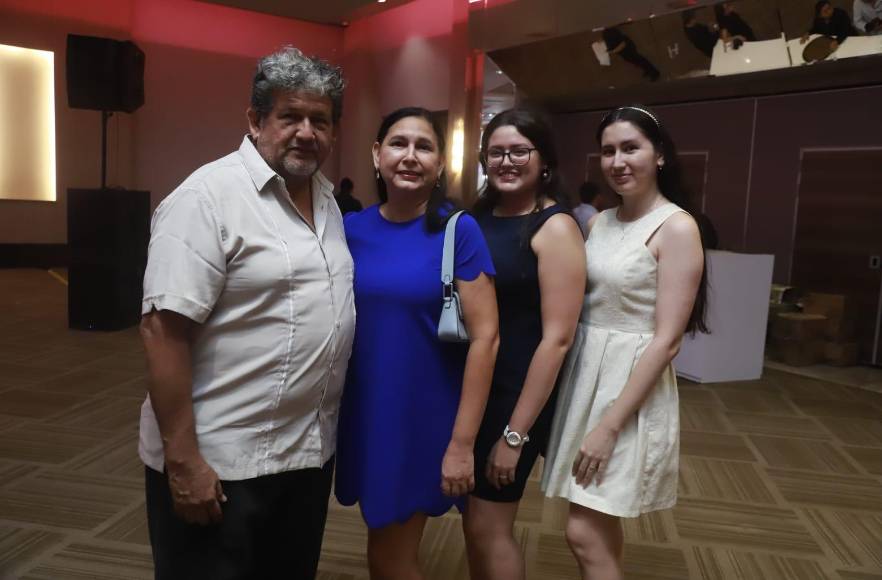 Héctor Mejía, Susana Alvarado, Alejandra Mejía y Ana Mejía
