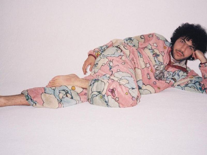 Cada año la revista People publica su listado de las personas más guapas del entretenimiento a nivel internacional y, en esta nueva edición, el novio de <b>Selena Gómez</b>, Benny Blanco, acapara la atención. El productor musical y chef que conquistó a la estrella del pop, comparte este codiciado nombramiento con galanes como <b>Glen Powell, Pedro Pascal </b>y <b>Ryan Reynolds. </b>