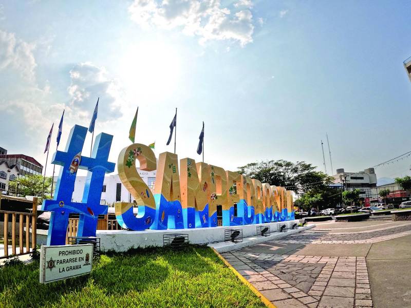 <b>Las altas temperaturas por incendios forestales afectan a la Capital Industrial. Fotos: Héctor Edú/los bomberos. </b>