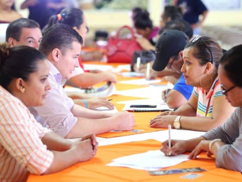 Orientación. Algunos bancos responderán consultas sobre refinanciamientos antes de que entre en vigor la Ley de Alivio de Deudas.