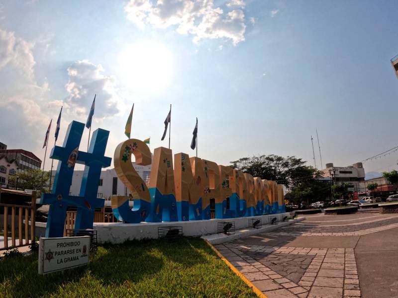 <b><span class=mln_uppercase_mln>Ciudad.</span></b> Rótulo de San Pedro Sula ubicado en el parque central.