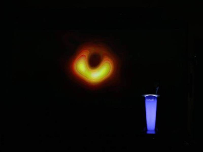 Los agujeros negros, de los que se evidenció su existencia con la primera imagen captada este miércoles, siguen siendo uno de los objetos más enigmáticos de nuestro cosmos.