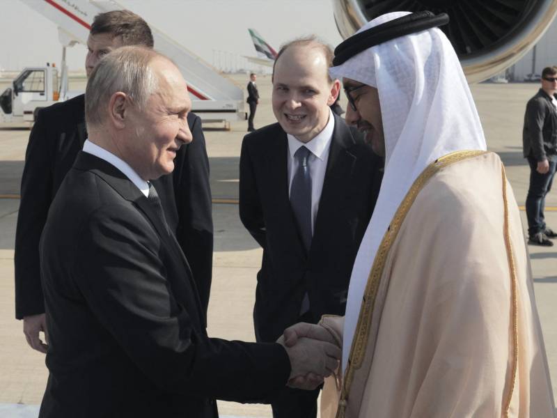 Putin fue recibido por el Sheikh Abdullah Bin Zayed a su llegada al aeropuerto de Abu Dhabi este miércoles.
