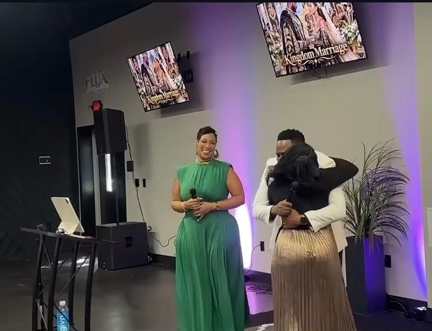 Pastor presenta a su segunda esposa ante la congregación y dice que ellas no pueden tener otro esposo