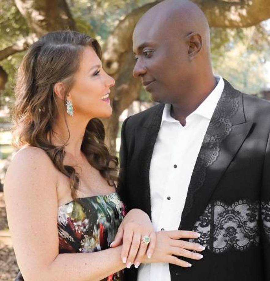 El uso de su condición de princesa para promover una gira de charlas de la pareja provocó duras críticas en Noruega y una reprimenda de la Casa Real, que llevó a Marta Luisa a anunciar que dejaría de usar su título con fines comerciales.