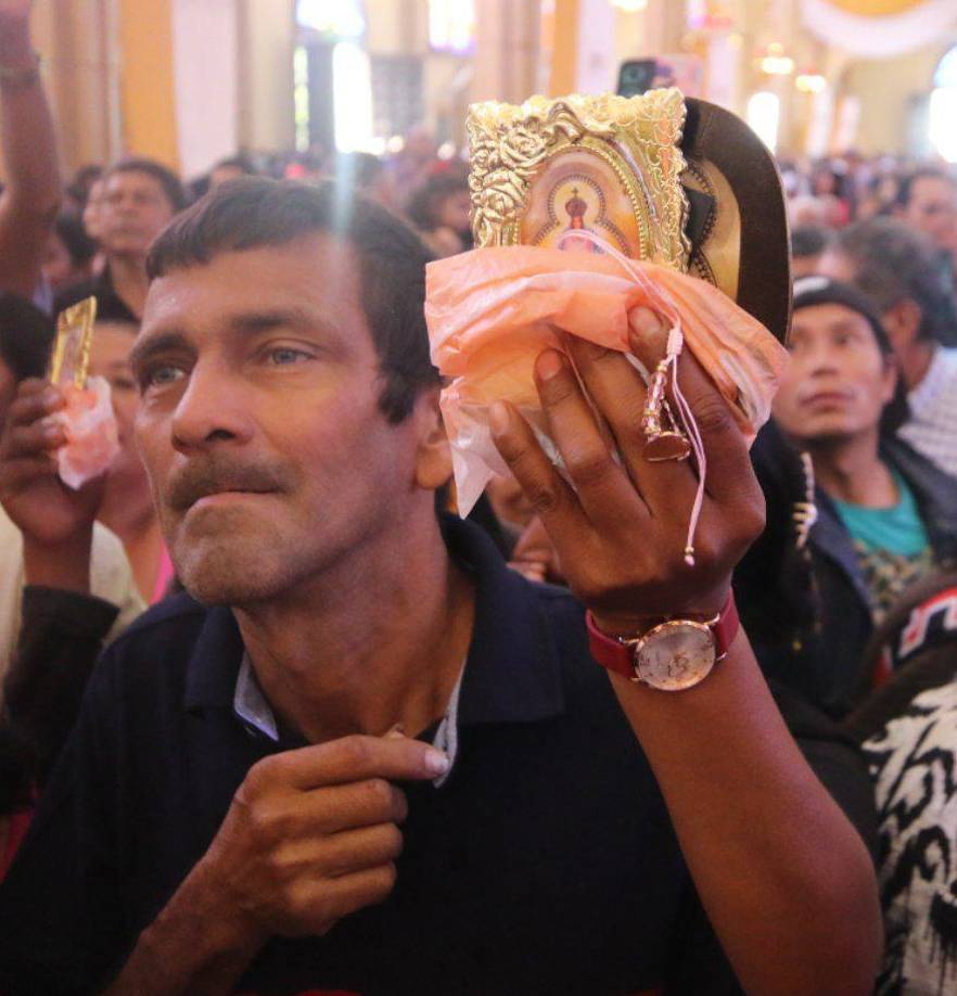 Desde tempranas horas, miles de fieles católicos acudieron con profunda devoción a la Basílica Menor de Suyapa, impulsados por su fe inquebrantable en la Virgen de Suyapa. 