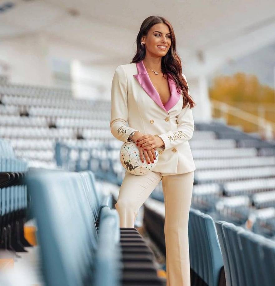 Ella también ejerce de reportera el canal Helbiz Live, donde entrevista a las figuras más destacadas de la segunda división italiana.