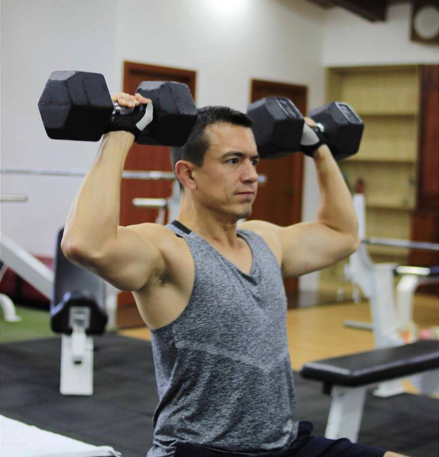 Noboa tiene 36 años de edad y se convirtió presidente de Ecuador el 15 de octubre de 2023, cuando ganó la presidencia en las elecciones anticipadas para el período 2023-2025, completando la legislatura presidencial de Guillermo Lasso.