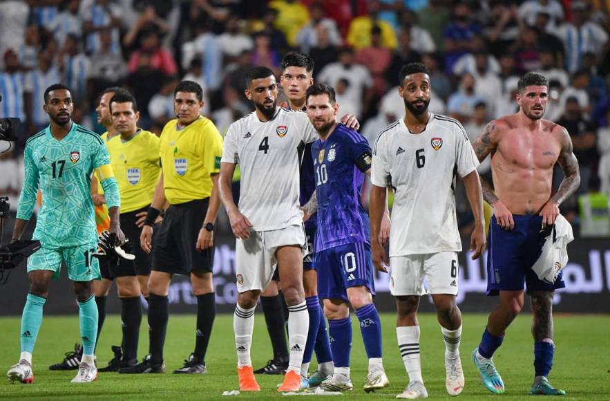 Al final del partido, Messi saludó a los jugadores de Emiratos Árabes Unidos.