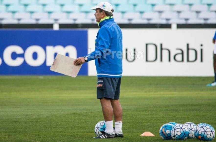 El entreno de Honduras en el NZ Stadium transcurría con normalidad hasta que Jorge Luis Pinto y el resto de la selección hondureña descubrieron que los estaban espiando.