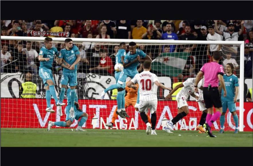 El tiro libre de Ivan Rakitic para el 1-0 del Sevilla. Éder Militao abrió la barrera y por ahí pasó el balón.