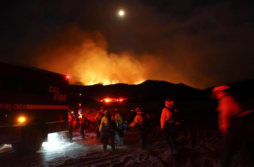 Al menos cuatro personas han muerto y varias han resultado heridas como consecuencia de varios incendios que han afectado en los últimos días a poblaciones del norte y sur del estado de California, informaron este martes medios locales.