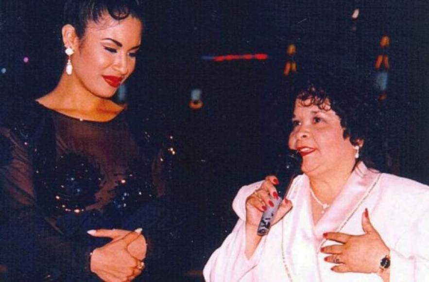Yolanda Saldívar era presidenta del club de fans de Selena y poco a poco se fue metiendo en la vida de la cantante, hasta que quedó como encargada de sus boutiques.
