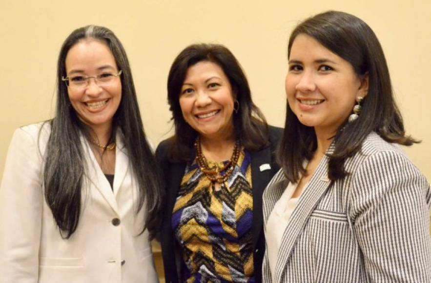 La directora ejecutiva del Consejo Nacional Anticorrupción (CNA), Gabriela Castellanos, posa con la congresista estadounidense Norma Torres.