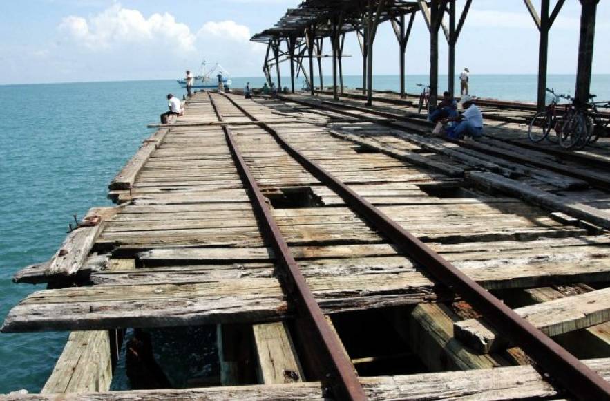 Antes de ser remozado por completo, el viejo muelle fiscal de La Ceiba.