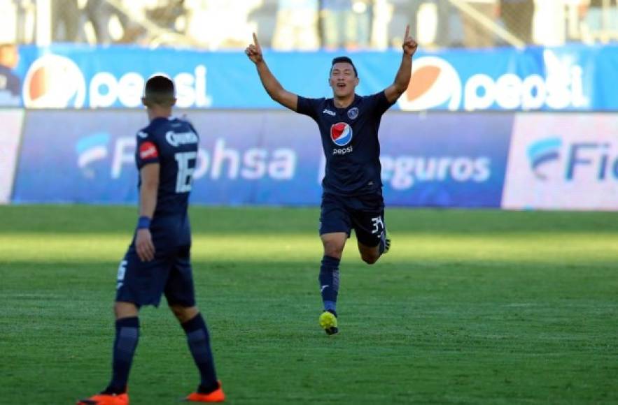 Kevin López corre a celebrar su gol de tiro libre contra el Platense.