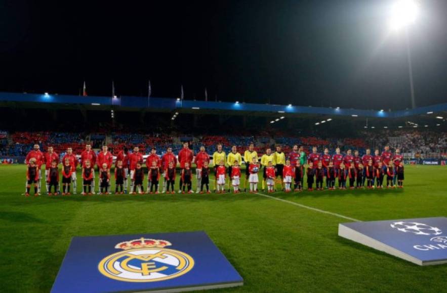 El momento en el que sonaba el himno de la Champions League en el estadio Doosan Arena de Praga. Foto RealMadrid.com