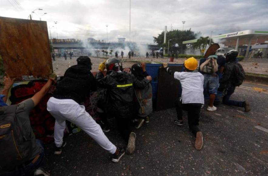 También hay manifestaciones en la capital y en Cali, en el Valle del Cauca, tercera ciudad del país y la más afectada por los disturbios.