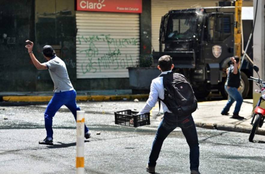 Cabe recordar que por el feriado del Día de la Independencia la circulación de personas no estaba permitida a nivel nacional, pero esto no fue impedimento para la movilización de grupos opositores.