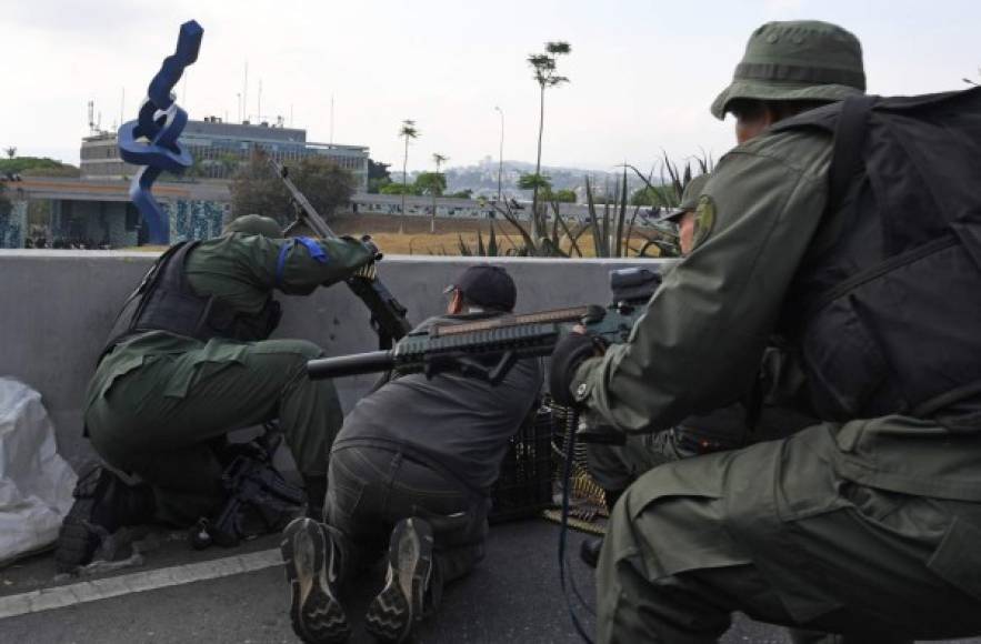 Los militares de Guaidó resisten la ofensiva de las fuerzas de Maduro en la base la Carlota.