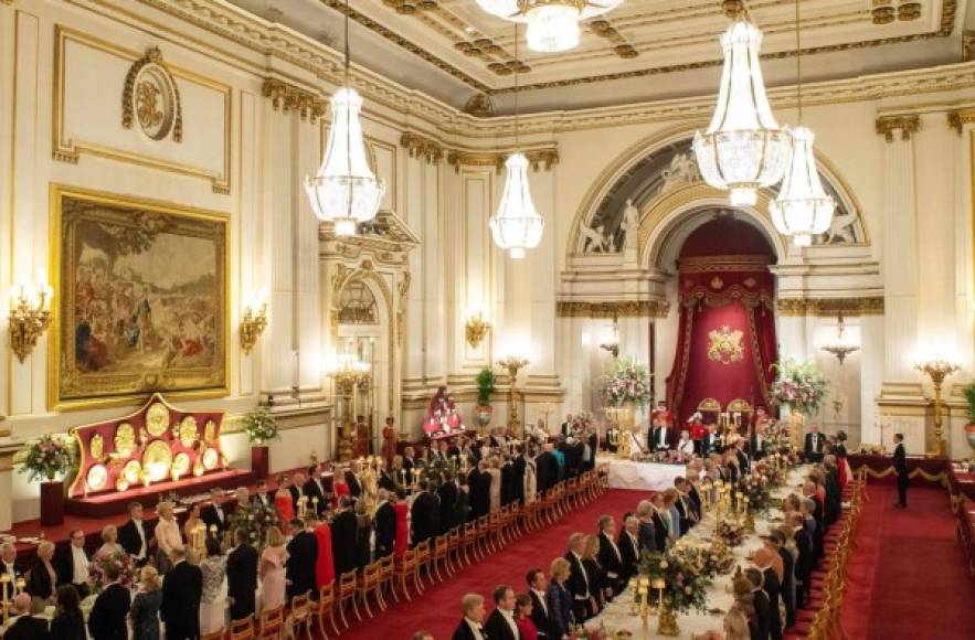 La reina invitó a 175 funcionarios británicos y estadounidenses al banquete de gala, incluidos los cuatro hijos mayores de Trump, Donald Jr., Ivanka, Eric y Tiffany.