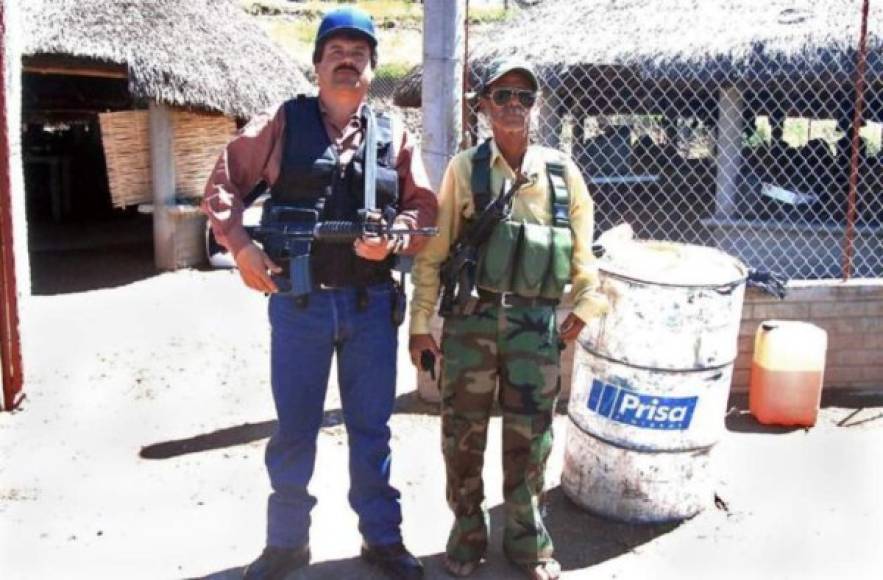 El Chapo, que distribuyó cientos de toneladas de cocaína y marihuana en Estados Unidos, fundó el cártel de Sinaloa en 1989, convirtiéndose rápidamente en uno de los principales distribuidores de drogas en EEUU. El poder y dinero acaparados por el emperador mexicano de las drogas llevaron a la revista Time a situarlo en 2009 entre las 100 personas más influyentes del planeta y a la publicación Forbes a incluirlo a partir de 2012 en la lista de las personas más ricas del mundo.