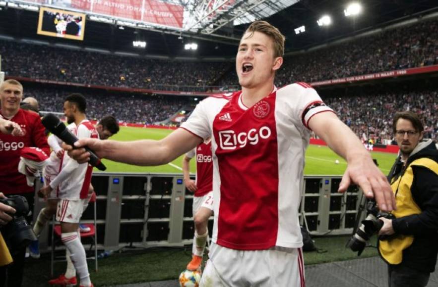 El central del Ajax, Matthijs de Ligt, habló sobre su futuro minutos después de que se equipo se proclamase campeón de la Eredivisie (liga holandesa): 'No es el momento de hablar sobre mi futuro. No sé si me iré con Frankie de Jong. Aún tengo que analizar las cosas y ver todo. Ya veremos que pasa. No puedo decir nada. Veremos al final del verano. No hay nada todavía', dijo De Ligt.