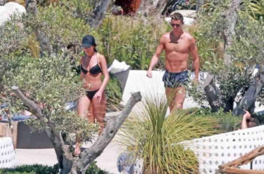 Cristiano Ronaldo aprovechó su descanso del pasado fin de semana para ir a la isla de Ibiza donde se lució con su novia Georgina Rodriguez, siendo fotografiado. Foto TMZ.