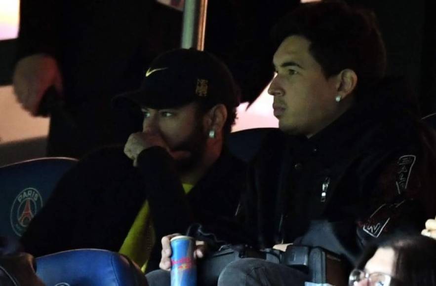 Neymar, de baja por lesión, estuvo en el palco del Parque de los Príncipes acompañado por uno de sus amigos 'Los Tois' viendo el PSG-Brujas.