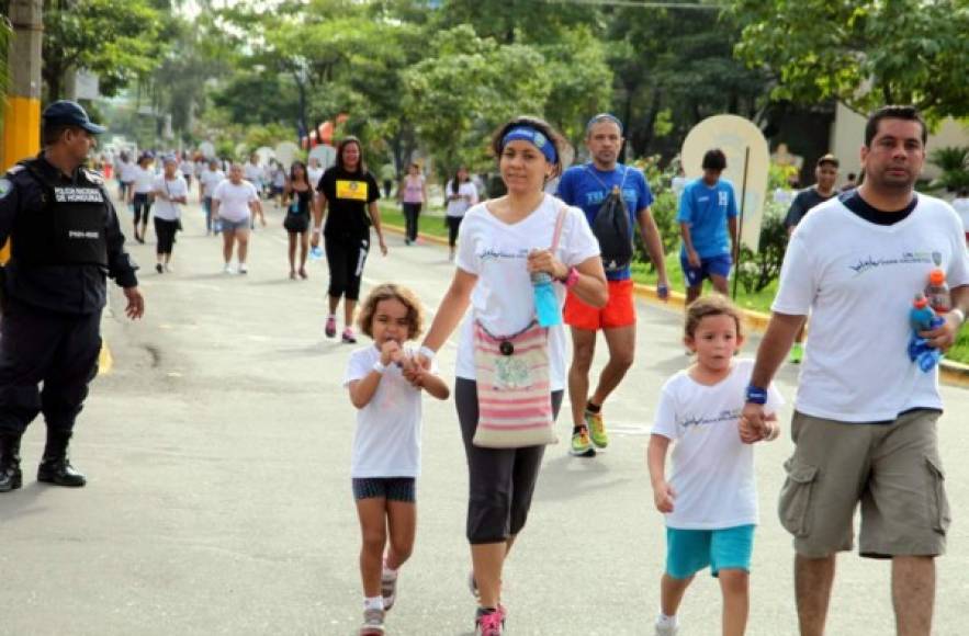 Centenares de sampedranos se dieron cita esta mañana a la avenida circunvalación de San Pedro Sula para participar de la actividad 'Un reto para valientes' y dar su apoyo a la Fundación Hondureña para el Niño con Cáncer.