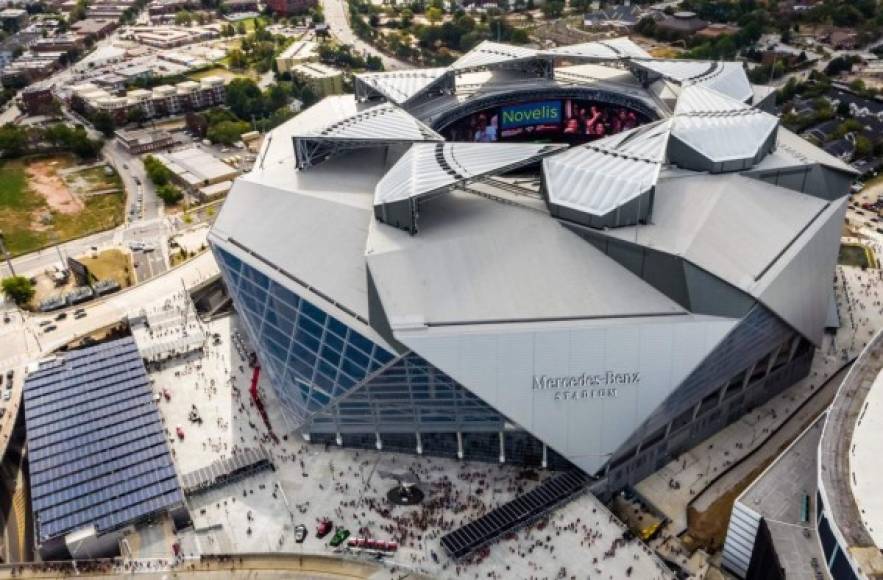 El estadio cuenta con un techo retráctil con el logo de Mercedes Benz. Tiene forma de molinillo, y se compone de ocho piezas triangulares translúcidas, que se deslizan en línea recta.