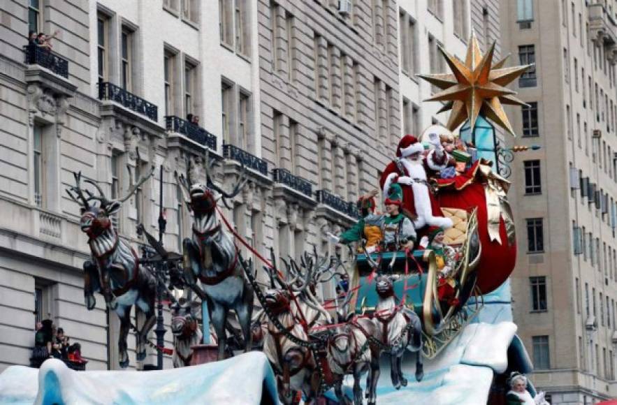 El desfile cerró con la llegada de Santa Claus, que oficializa el inicio de los festejos de fin de año.