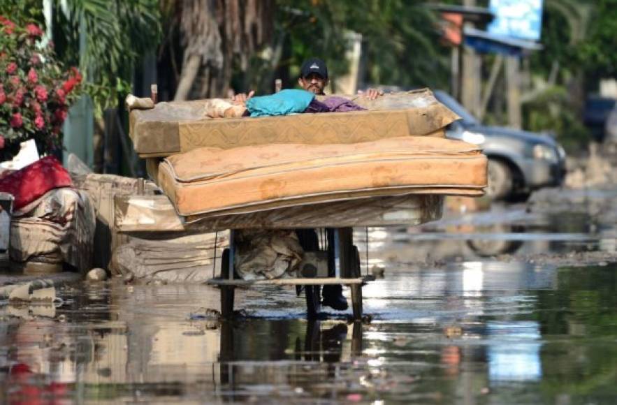 Salvar lo que la inundación dejó: Las imágenes de la angustiosa y triste labor de los habitantes de La Planeta