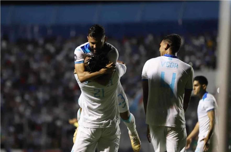 El tremendo abrazo que le dio Bryan Róchez a Jorge Álvarez por la asistencia para marcar su gol.