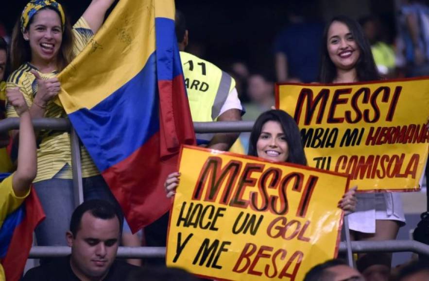 Estas aficionadas llegaron al estadio portando pancartas con mesajes para Messi.