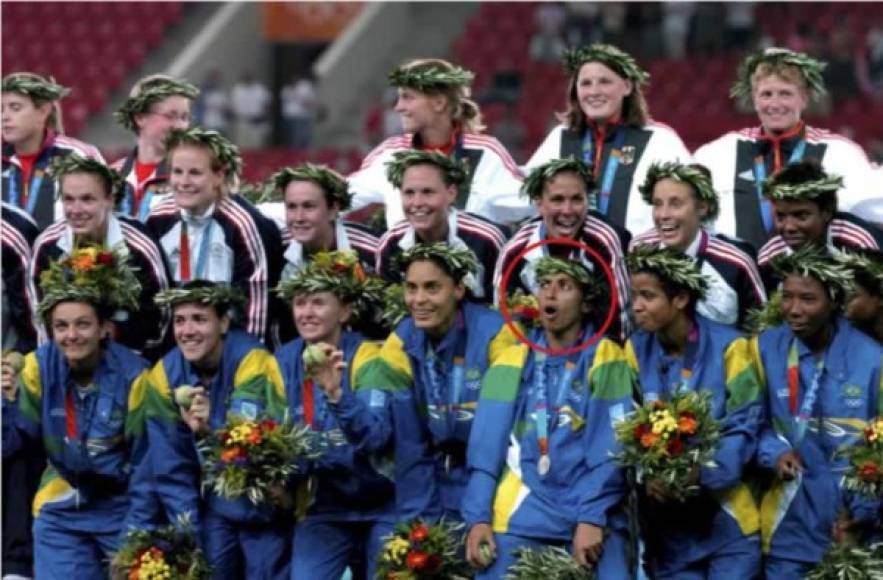Con Brasil, Marta, consiguió la medalla de plata en los Juegos Olímpicos de Atenas de 2004 tras perder en la final contra Estados Unidos.