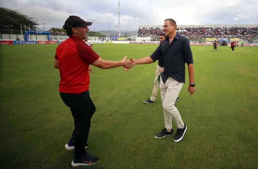 ‘La Tota‘ Medina y Pedro Troglio se saludaron antes del inicio del partido de ida de la final del Torneo Apertura 2022.