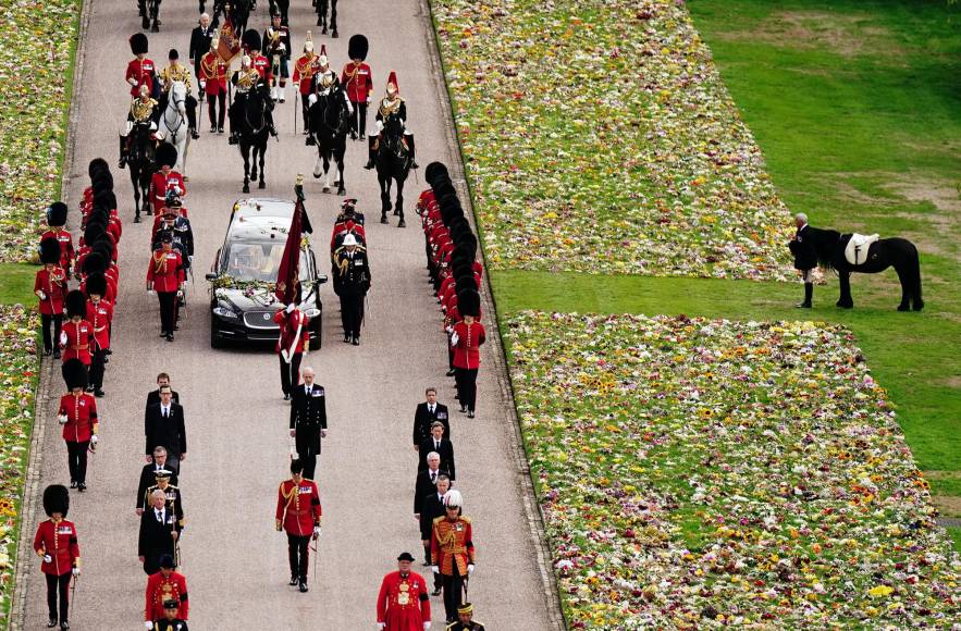 Las imágenes más emotivas del funeral de Isabel II: El llanto de Charlotte por su bisabuela y la despedida de sus amados corgis