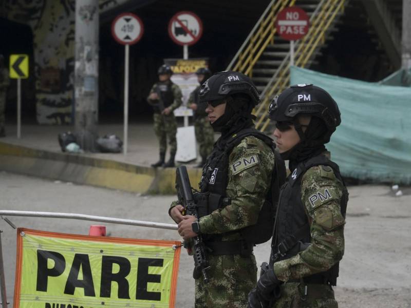 Los militares tendrán que jurar lealtad a un ex miembro de las guerrillas que han combatido durante seis décadas de conflicto.