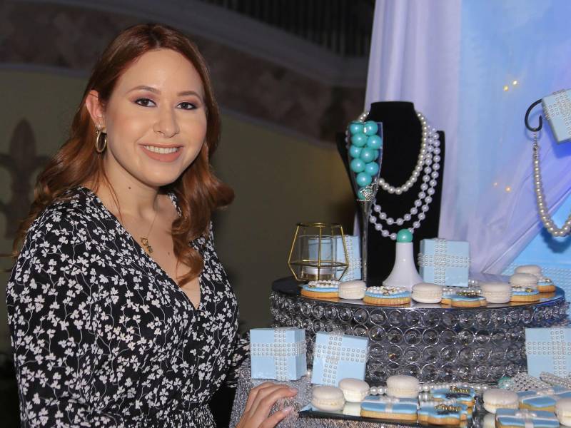 Cumpleañera. Ruth Michelle Valladares lució muy feliz durante la celebración.