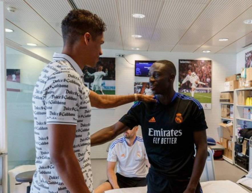 De francés a francés. El lateral izquierdo Ferland Mendy también se despidió de Raphael Varane.