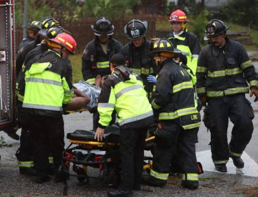 Una madre y su hija resultaron heridas en una casa en la que cayó un árbol durante la llegada del huracán Florence, en Wilmington, Carolina del Norte.