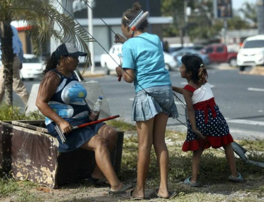 Recurrir a menores para dedicarse a la mendicidad es penado por el Código de la Niñez y la Adolescencia de Honduras.