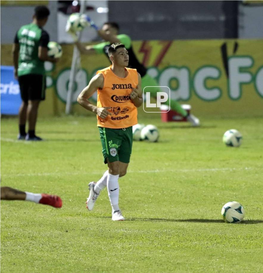 El futbolista de 29 años fue el foco de atención durante el calentamiento del Marathón.